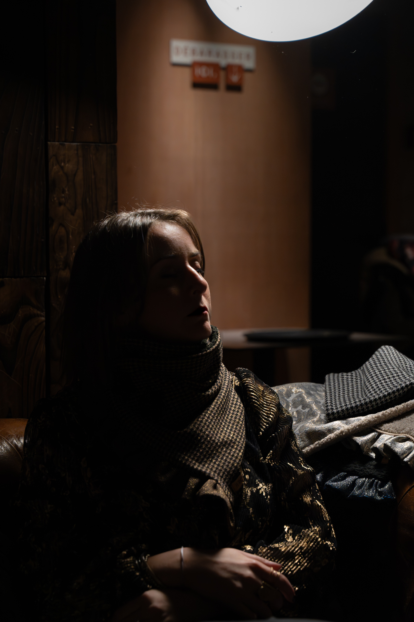 🎭 Une aventure émotionnelle sur scène 🎭 Il y a des moments qui ne laissent pas indifférents… La soirée de présentation du Théâtre de l'aube m'a permis de plonger dans l’univers unique de cette troupe qui m’a fait vivre une montagne russe émotionnelle. Entre rires, larmes et grande intensité, chaque performance a été un véritable tourbillon d’émotions ! 🎤 Du sérieux au décalé, chaque acteur a brillamment incarné son rôle, nous emmenant dans un univers où le public et les artistes se retrouvent sans filtre, dans un moment d’intimité partagée. Des éclats de rire aux moments de profonde réflexion, cette troupe a su capturer l’essence même de l’émotion humaine. 📸 Découvrez un aperçu visuel de cette incroyable expérience ! J’ai essayé que l’image témoigne de l’énergie brute, de la complicité et de la passion qui se dégageaient de cette performance. 👉 N’hésitez pas à partager et à soutenir cette troupe exceptionnelle ! Si vous avez la chance de les voir sur scène, foncez ! Troupe : Théâtre de l'aube Lieu : Espace 29 - Ville de Neufchâteau